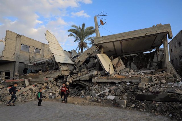 Edificio destruido por un bombardeo del Ejército de Israel contra Deir al Balá, en el centro de la Franja de Gaza (archivo)