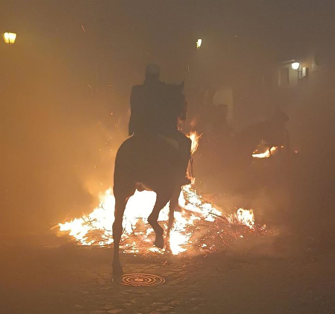 Un jinete atraviesa una de las hogueras en San Bartolomé de Pinares.