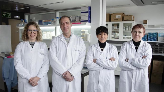 Beatriz Pérez, responsable de la Unidad de Innovación de Navarrabiomed-FMS y del Departamento de Salud del Gobierno de Navarra y los investigadores: David Escors, Ester Blanco y Grazyna Kochan