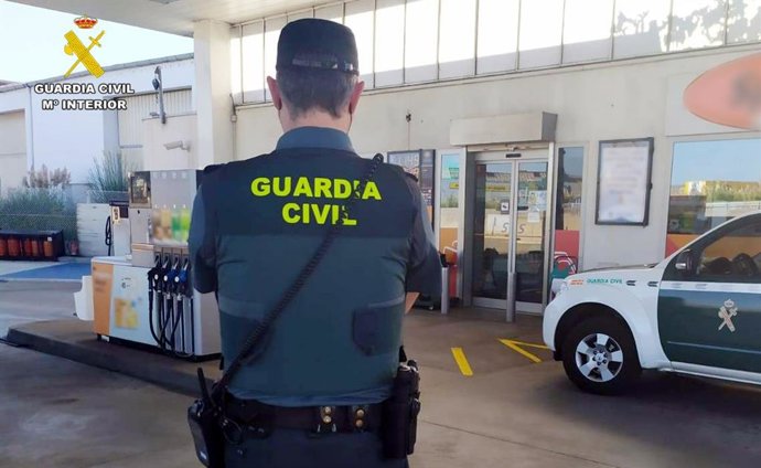 Archivo - Un agente de la Guardia Civil.
