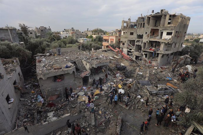 Edificios destruidos por los bombardeos del Ejército de Israel contra el campamento de refugiados de Al Maghazi, en la Franja de Gaza (archivo)