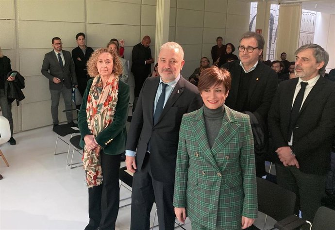 La ministra de Vivienda y Agenda Urbana, Isabel Rodríguez; la consellera de Territorio de la Generalitat, Ester Capella, y el alcalde de Barcelona, Jaume Collboni.