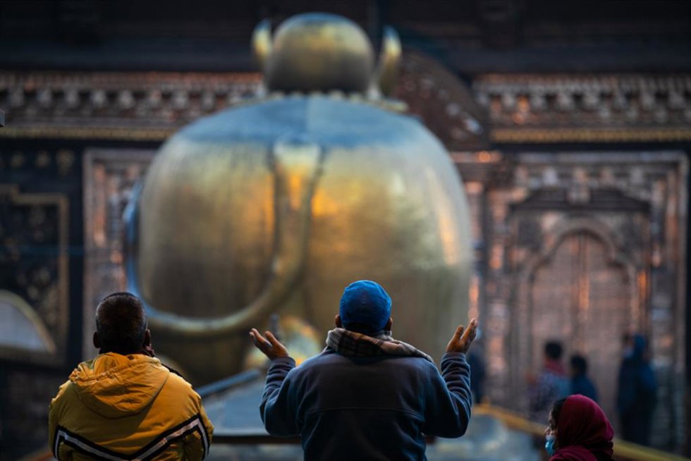 Archivo - Nepal, Kathmandu: Nepalese Hindu men offer ritual prayers at the Pashupatinath Temple after the reopening of the Temple. 