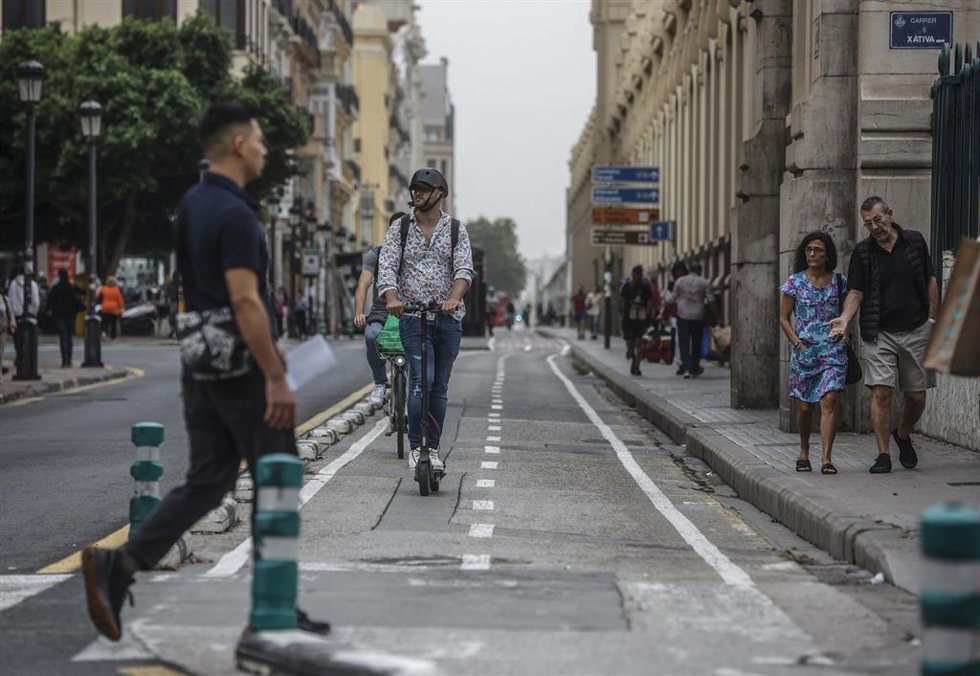 Archivo - Un carril bici del centro de Valencia