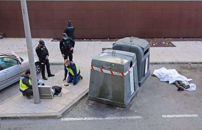 Archivo - Varios policías nacionales, a pocos metros del cuerpo del hombre que fue abatido por un agente en la calle Benimamet, en el distrito de Villaverde, a 5 de noviembre de 2021, en Villaverde, Madrid (España). 