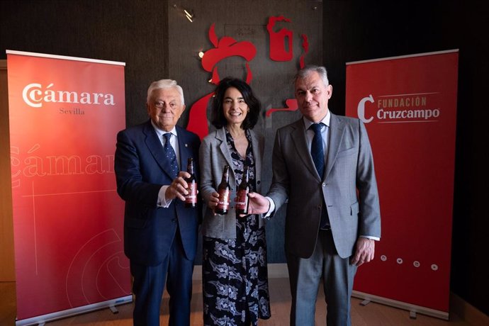 Francisco Herrero, Carmen Ponce y José Luis Sanz posan con una cerveza Cruzcampo.