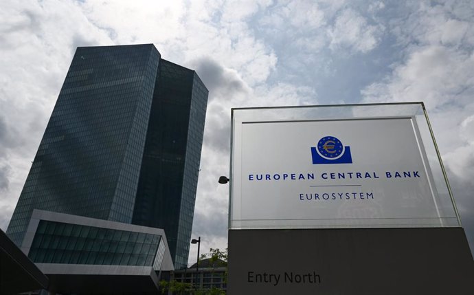Archivo - FILED - 26 July 2023, Hesse, Frankfurt_Main: A stele with the inscription "European Central Bank - Eurosystem" stands in front of the European Central Bank (ECB) in the east of the banking city. Photo: Arne Dedert/dpa