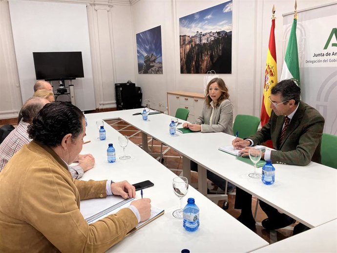 La delegada de la Junta en Málaga, Patricia Navarro, junto al delegado de Agricultura, Pesca, Agua y Desarrollo Rural, Fernando Fernández, ha analizado con los representantes de Asaja, UPA, COAG y Cooperativas Agroalimentarias las actuaciones-