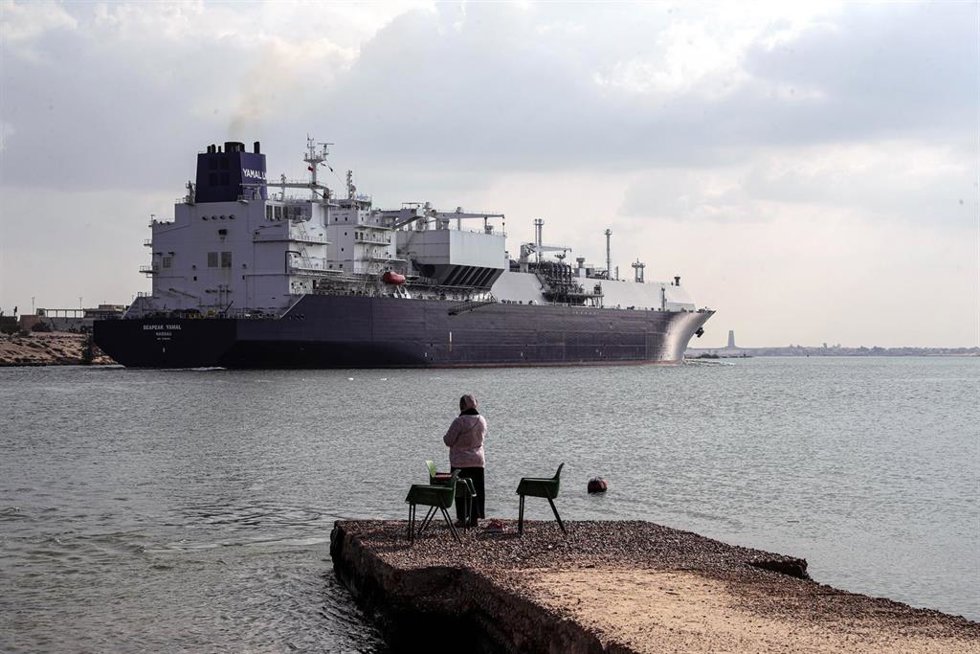 Un buque en tránsito por el Canal de Suez, en Egipto (archivo)
