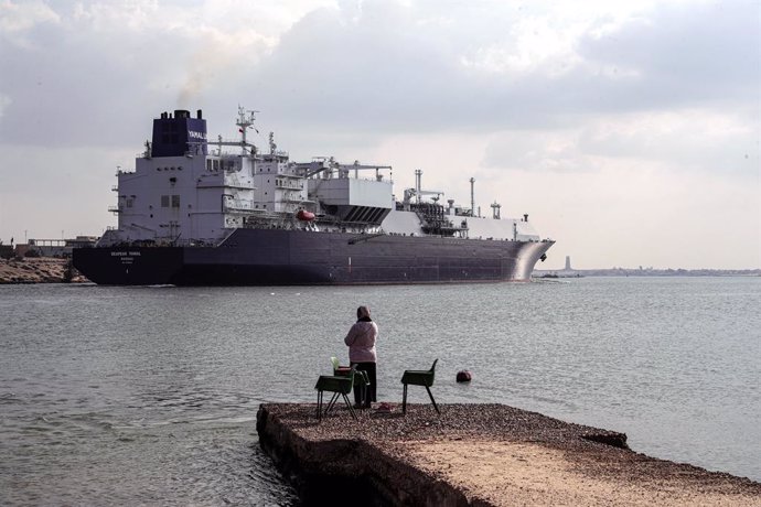 Un buque en tránsito por el Canal de Suez, en Egipto (archivo)