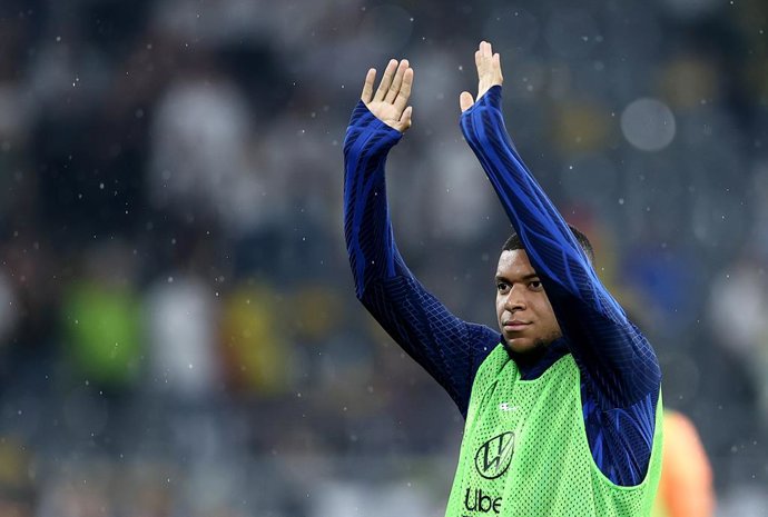 Archivo - FILED - 13 September 2023, North Rhine-Westphalia, Dortmund: France's Kylian Mbappe waves after the International friendly soccer match between Germany and France at Signal Iduna Park. Mbappe fears a repeat of last year's scenario in The Best 