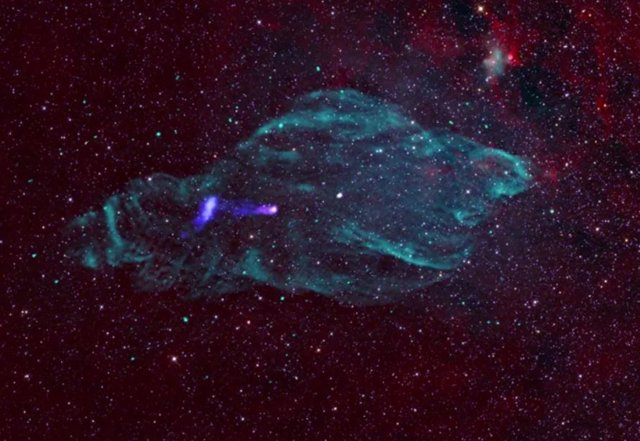 Imagen de la nebulosa del manatí que captura la eyección de gas del microcuásar SS433