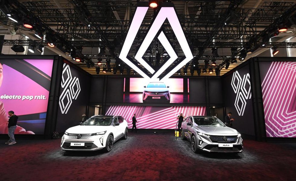 Archivo - 05 September 2023, Bavaria, Munich: A Rafale (R) and a Renault Scenic E-Tech are on display at Renault's stand during the International Motor Show (IAA) in Munich.