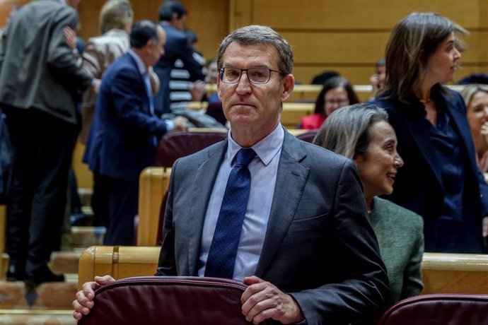 El líder del PP, Alberto Núñez Feijóo, llega a un pleno extraordinario del Congreso de los Diputados, en el Palacio del Senado, a 16 de enero de 2024, en Madrid (España). El Congreso debate hoy la toma en consideración de la Proposición de reforma del a