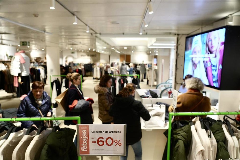 Archivo - Varias personas compran en el centro comercial El Corte Inglés Gran Vía,