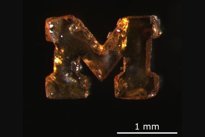 El gel magnético se puede tallar y moldear en una variedad de formas, incluido el bloque M símbolo de la Universidad de Michigan.