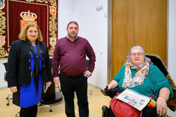 El presidente del Parlamento de Navarra, Unai Hualde, recibe a Evelyn Trujillo, presidenta de la Casa de las Naciones, que ha asistido acompañada de Mabel Pérez, responsable de Emaberdin.