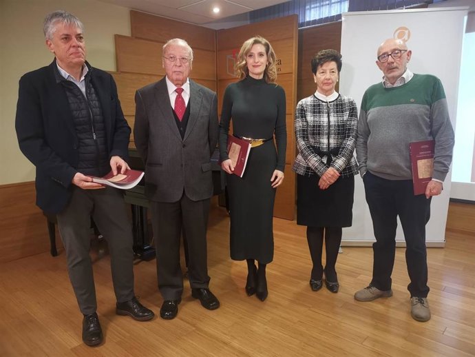 Los autores de la obra, los profesores José Manuel Ruiz Asencio y José Ramón Morala, junto con la viceconsejera de Acción Cultural, Mar Sancho, y el delegado territorial de la Junta, Eduardo Diego.