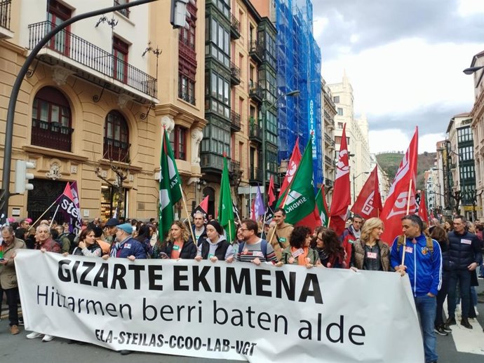Manifestación de trabajadores de centros educativos vasco de Iniciativa Social en huelga