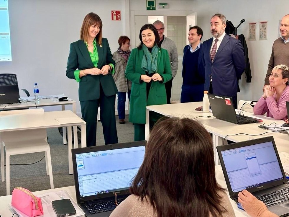 Idoia Mendia y Yolanda Díez en su visita a la Open Gela de Otxarkoaga