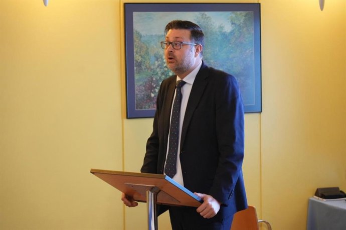 El consejero de Educación, Cultura y Deportes de C-LM, Amador Pastor, en el CIFP Número 1 de Cuenca.