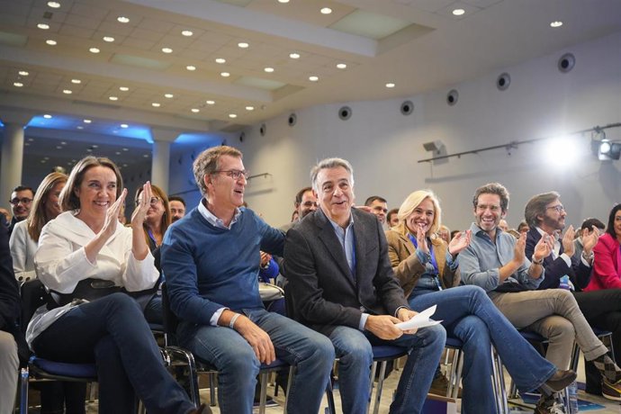 Archivo - La secretaria general del Partido Popular, Cuca Gamarra (i), el presidente del Partido Popular, Alberto Núñez Feijóo (2i), el nuevo presidente del PP vasco, Javier de Andrés (c), el vicesecretario de Cultura y Sociedad Abierta del PP, Borja Sé