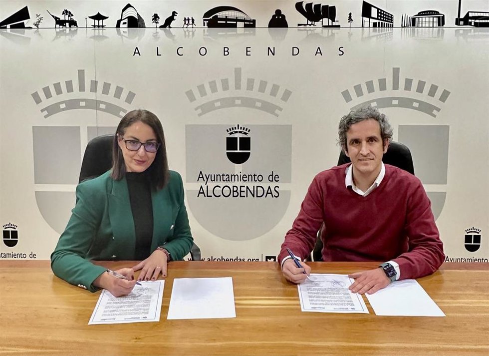 La portavoz del Partido Popular, Marta Martín, y el concejal de Futuro Alcobendas-Ciudadanos, Aitor Retolaza en la firma del acuerdo por la estabilidad de Alcobendas.