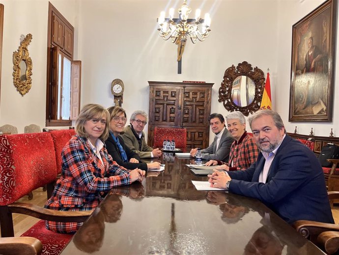 La vicepresidenta primera (I) y la presidenta junto a los miembros de Redeia en la reunión mantenida.