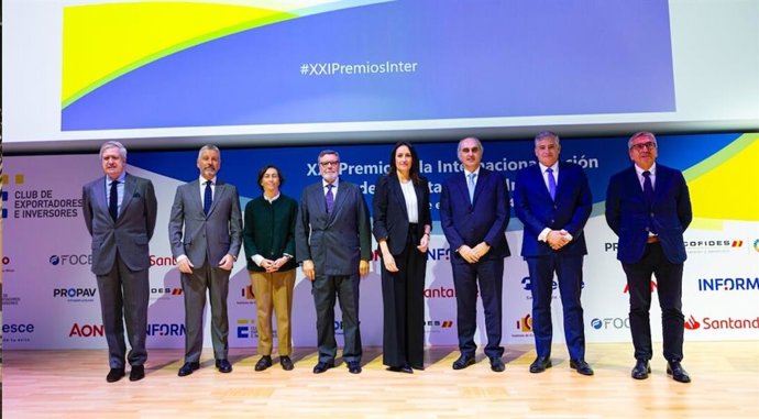 Manuel Valencia (premiado), Fernando Salazar (CESCE), Alicia Varela (Directora General de Comercio Internacional), Antonio Bonet (Club de exportadores), Olga Abad (Banco Santander), Jorge Cosmen (ALSA,) Fernando García de la Cruz (Aceites García)