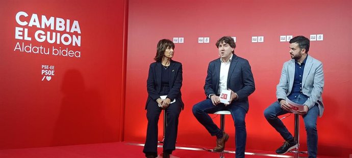 Begoña Gil, Eneko Andueza y Pau Blasi, del PSE-EE, presentan en programa electoral en la sede de llos socialistas vascos en Bilbao