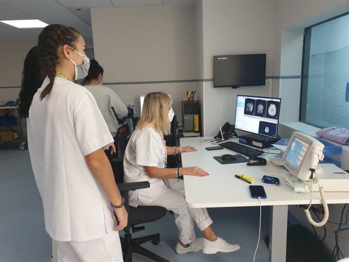 El Hospital Dr. Balmis y el CIPFP Canastell implantan un programa pionero en Alicante de formación dual a técnicos de imagen