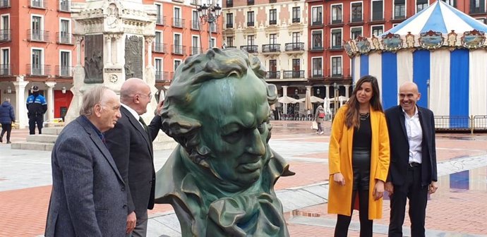 El alcalde de Valladolid, Jesús Julio Carnero; presidente de la Academia de Cine, el director Fernando Méndez-Leite; el vicepresidente, Rafael Portela, y la concejala de Turismo y Marca Ciudad, Blanca Jiménez