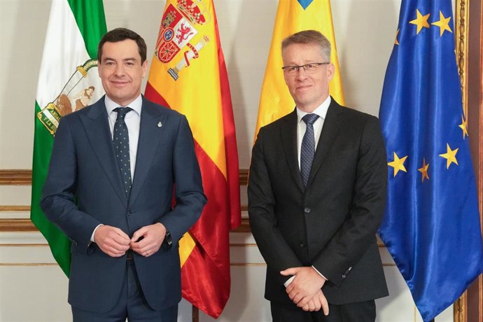 El Presidente De La Junta De Andalucía, Juanma Moreno (I.), Ha Recibido Este Miércoles En El Palacio De San Telmo De Sevilla Al Embajador De Suecia En España, Teppo Tauriainen.