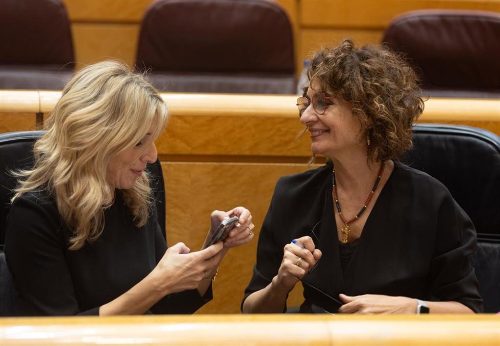 La vicepresidenta segunda y ministra de Trabajo, Yolanda Díaz (i) y la vicepresidenta primera y ministra de Hacienda, María Jesús Montero. 