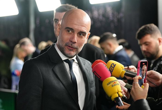 El entrenador del Manchester City, Pep Guardiola, habla con los medios de comunicación.