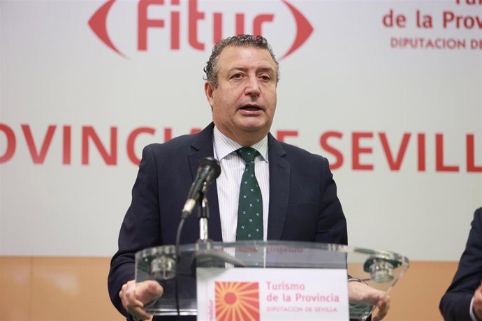 El presidente de la Diputación, Javier Fernández, en la presentación de la agenda para Fitur.