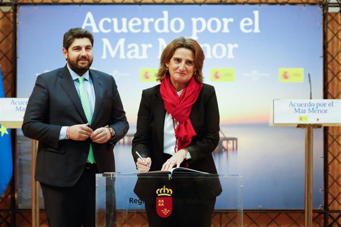 La vicepresidenta tercera del Gobierno y ministra para la Transición Ecológica y el Reto Demográfico, Teresa Ribera, firma el protocolo acompañada por el presidente del Gobierno murciano, Fernando López Miras