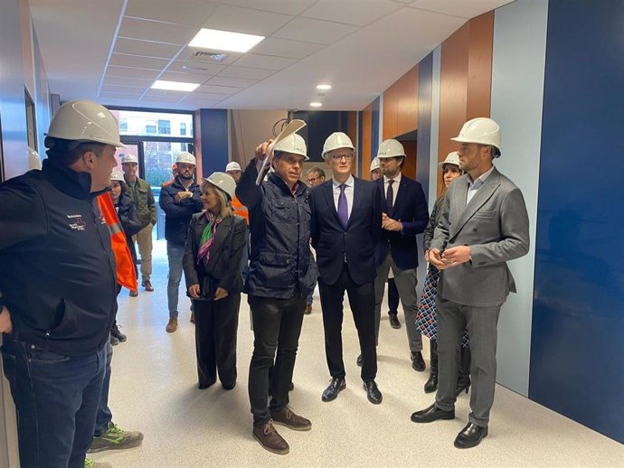 El consejero de Salud, Juan José Pedreño, acompañado del alcalde de la localidad, José Francisco García, realizó una visita para comprobar el avance de las obras del centro de salud de Caravaca de la Cruz