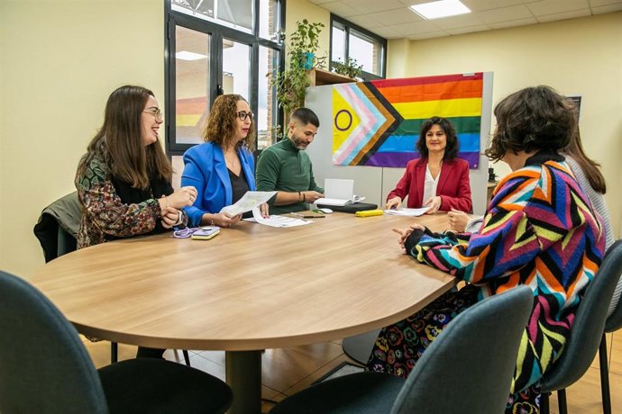 La consejera de Igualdad de C-LM, Sara Simón, durante la celebración de una reunión de trabajo con personal de SAI LGTBI.