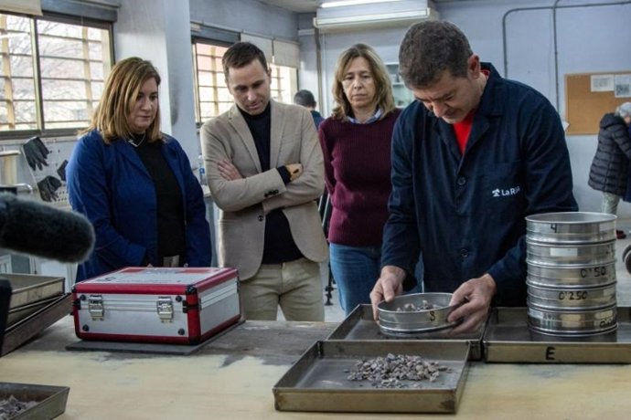 El consejero de Política Local, Infraestructuras y Lucha contra la Despoblación, Daniel Osés, ha visitado el laboratorio de Obras Públicas y Edificaciones del Gobierno de La Rioja