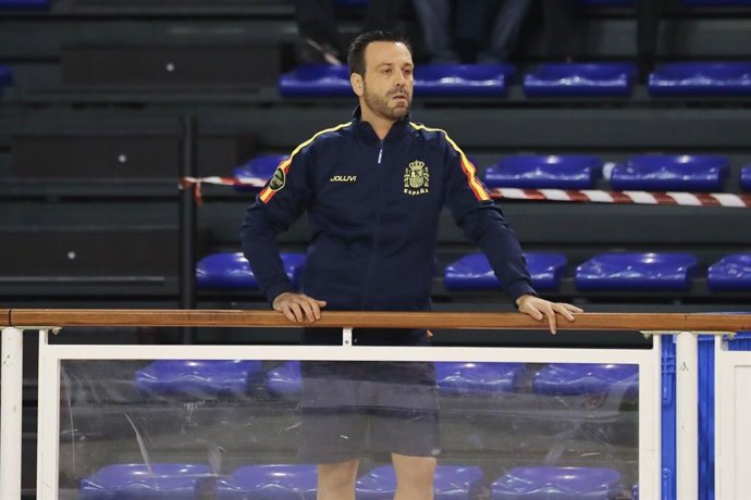 Ricard Muñoz durante su etapa como seleccionador femenino de hockey patines