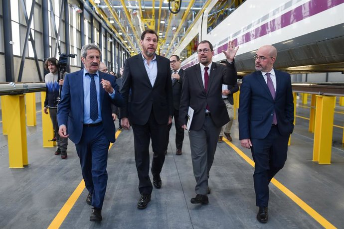 El ministro de Transportes y Movilidad Sostenible, Óscar Puente (2i), visita junto al presidente de Renfe, Raül Blanco Díaz (2d), y el delegado del Gobierno en la Comunidad de Madrid, Francisco Martin