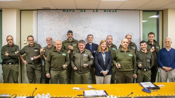 La consejera de Agricultura, Ganadería, Mundo Rural y Medio Ambiente, Noemí Manzanos, ha entregado este miércoles en las dependencias de Medio Ambiente, las placas identificativas a los 10 guardas mayores de la Guardería Forestal de la Comunidad Autónoma