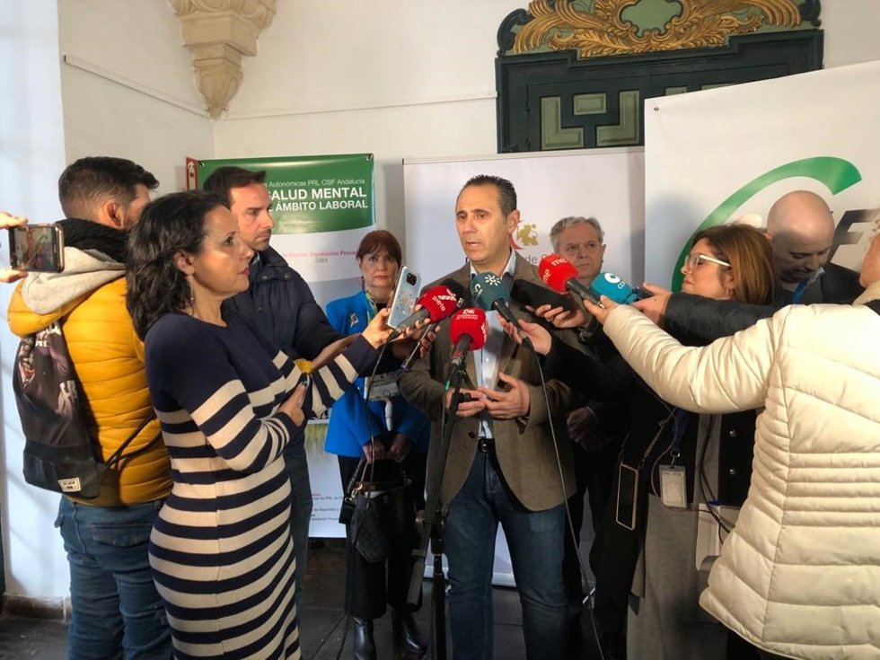 El presidente de la Central Sindical Independiente y de Funcionarios (CSIF) en Andalucía, Germán Girela, atiende a los medios en Córdoba.