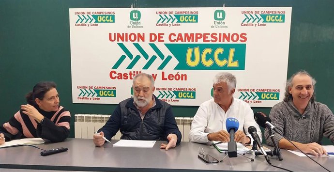 El coordinador estatal de UCCL, Luis Cortés, y el coordinador regional, Jesús Manuel González Palacín, informa en rueda de prensa de las movilizaciones del sector agrario en Madrid