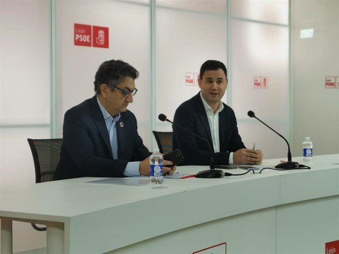 El senador del PSOE de León, Salvador Vidal (i), y el secretario general del PSOE de León y diputado nacional, Javier Alfonso Cendón, durante la rueda de prensa.