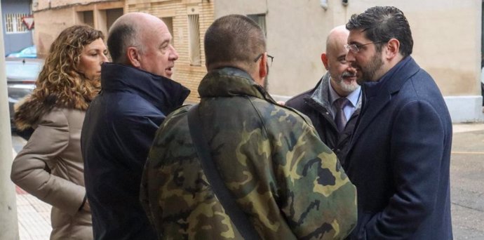 El vicepresidente del Gobierno de Aragón, Alejandro Nolasco, conversa con uno de los vecinos afectados por una caso de ocupación en Delicias