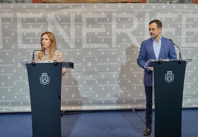 La presidenta del Cabildo de Tenerife, Rosa Dávila, y el vicepresidente, Lope Afonso, en una rueda de prensa para dar a conocer los acuerdos del Consejo de Gobierno