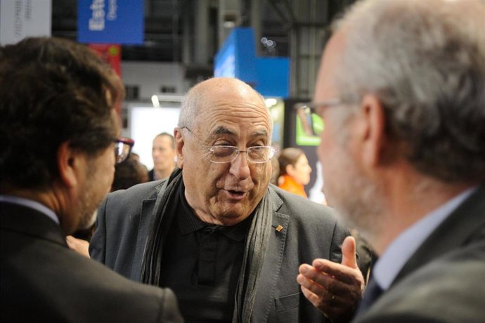 Archivo - El consejero de Investigación y Universidades de la Generalitat de Catalunya, Joaquim Nadal i Farreras, conversa a su llegada a la inauguración de la 32 edición del Salón de Educación, en el recinto de Montjuc de Fira de Barcelona