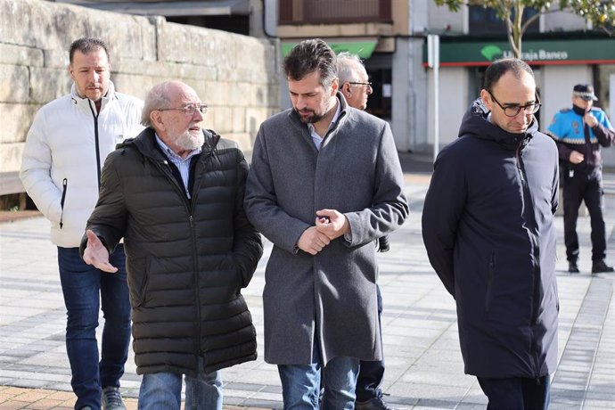 El secretario general del PSOECyL, Luis Tudanca (c), junto a los socialistas salmantinos David Serrada (d) y Javier Muñiz (i) en su visita a Vitigudino